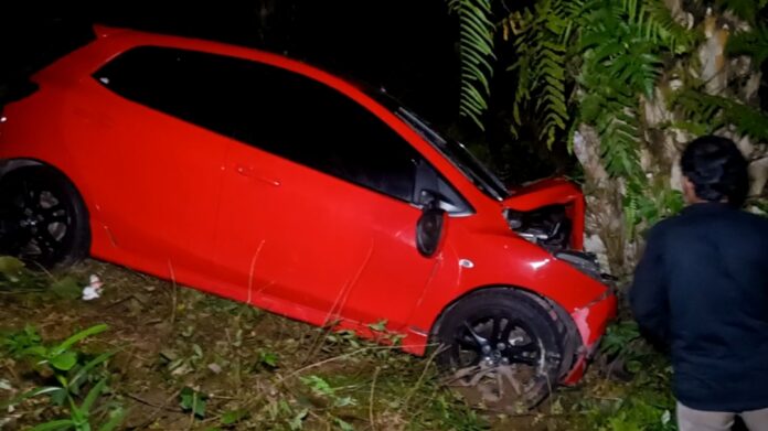 Kondisi mobil Mazda milik korban yang terjun ke jurang di Dusun Padang Jambu Desa Kota Agung Kecamatan Seluma Timur.